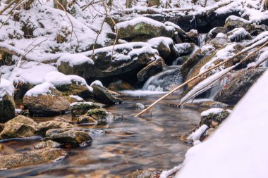 Kışın taşlar arasında akan su 