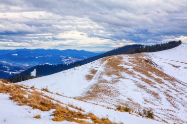 Kış aylarında dağların üzerinden bulutlar 
