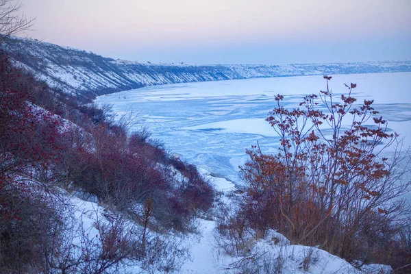 野生の自然と凍った湖の風景 — ストック写真