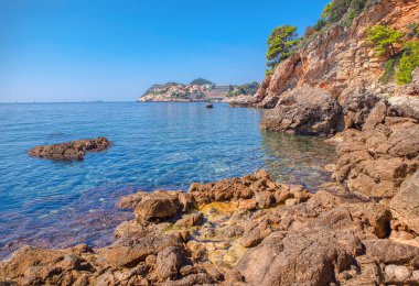 Hırvatistan kıyı kayalar ile manzara