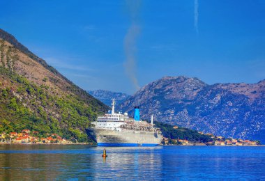 koyda yelken gemisi cruise