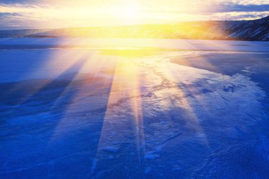 sahne ile parlak kış güneşi