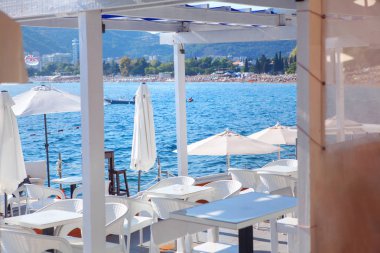 Güzel bir şemsiye ve deniz manzarası