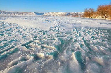 Göl kışın donmuş yüzeyi