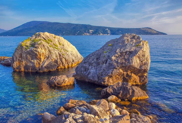 青い海に大きな岩 — ストック写真