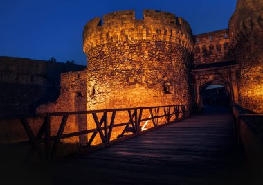 Belgrad Kalesi gece