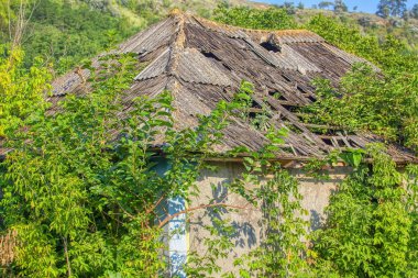 Kırık çatı ile eski ev