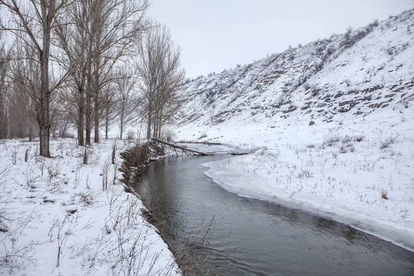 Winterlandschaft Mit Fluss — Stockfoto