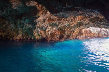 Lustica Yarımadası, Karadağ üzerinde mavi mağara içinde