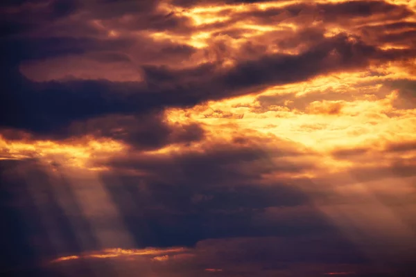 Cielo Colorido Con Nubes Oscuras Rayos Sol — Foto de Stock