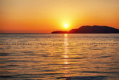 Cennet görüntü günbatımı Adası ve deniz üzerine 
