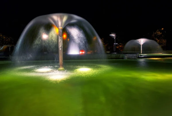 夜间喷气喷泉照明 — 图库照片