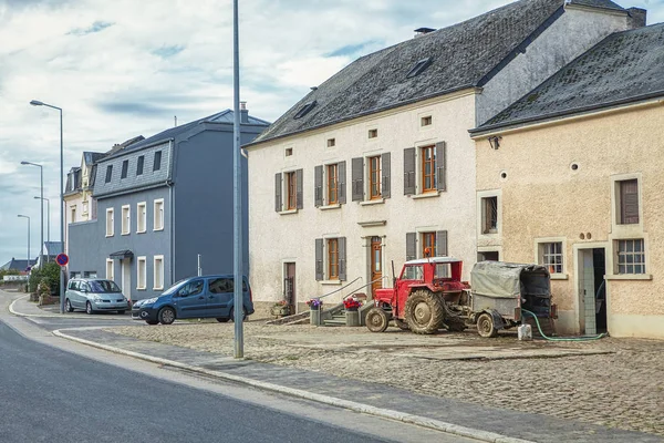 Σύγχρονο Χωριό Λουξεμβούργο Τρακτέρ Ένα Αυτοκίνητα Στο Δρόμο — Φωτογραφία Αρχείου