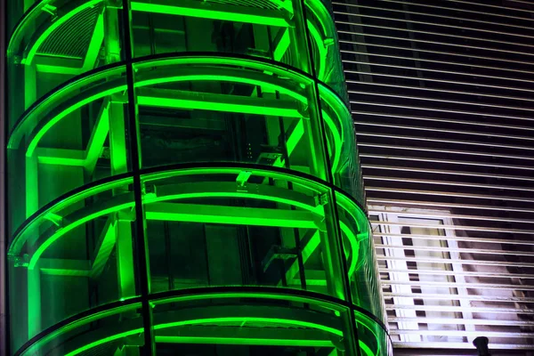 绿色霓虹灯下的电梯井 — 图库照片