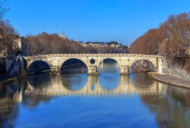 Roma'da Tiber Nehri üzerinde köprü görünümü