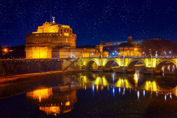 圣安杰洛城堡的夜间图像和台伯桥 — 图库照片