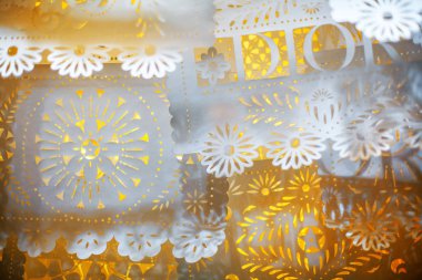 El yapımı kağıt perdeleri sarı zemin üzerine