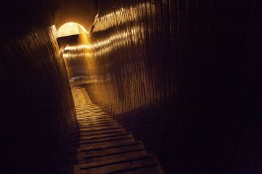 gizli ve dar koridor loş