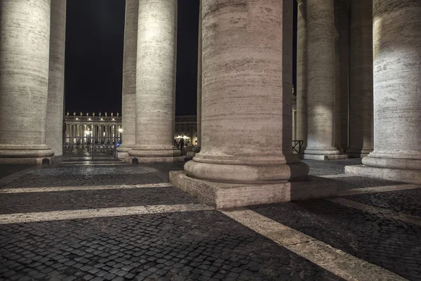 Ночная Сцена Колоннами Ватикане — стоковое фото