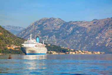 büyük cruise liner Kotor Bay 