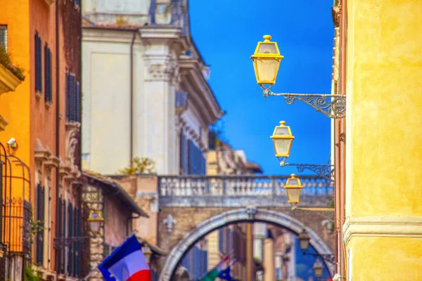 Ευρωπαϊκό Σοκάκι Σημαίες Και Λάμπες Του Δρόμου — Φωτογραφία Αρχείου