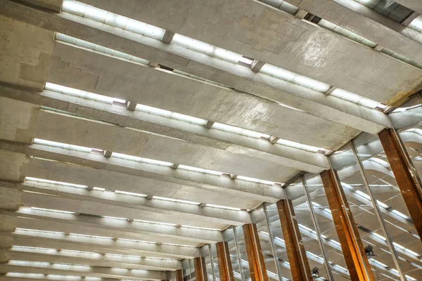 火车站的现代化天花板 — 图库照片