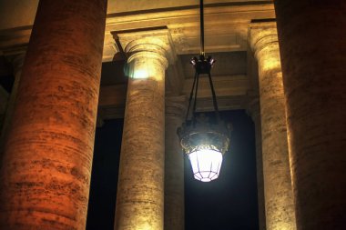 gece ve büyük sokak lambası sütun