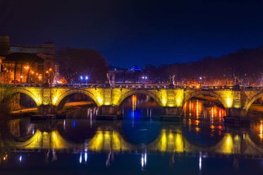 Güzel gece Roma, Tiber Nehri üzerinde ışıklı köprü
