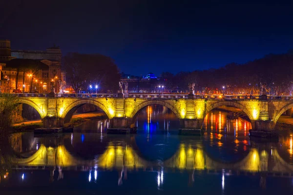 Güzel Gece Roma Tiber Nehri Üzerinde Işıklı Köprü — Stok fotoğraf