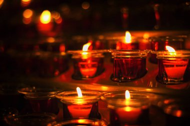 Mumlar yanan ile kilisenin içine yerleştirin