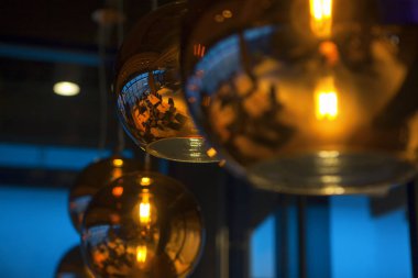 Kafede sıcak aydınlatma modern lambalar