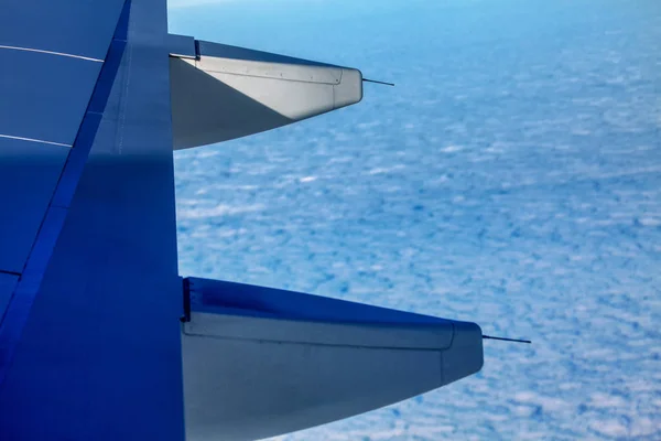 Vliegtuig Vliegen Boven Blauwe Wolken — Stockfoto