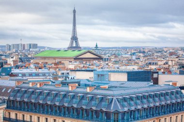 Görünümü Paris çatıları ve Tour Eiffel 