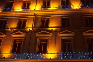 Işıklı duvar ve çelenk ile windows