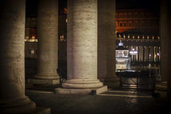 Ночная Сцена Колоннами Фонтаном Ватикане — стоковое фото