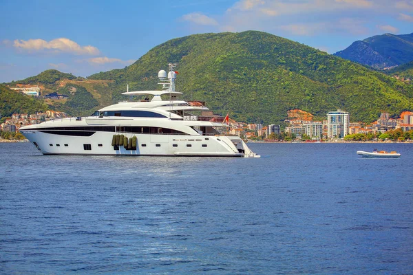 Weiße Luxusyachten Segeln Der Bucht — Stockfoto