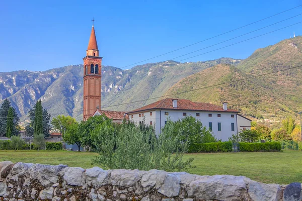 Scenario Con Torre Della Chiesa Vicino Alle Montagne — Foto Stock