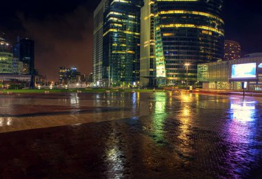 Paris modern gökdelenler gece 