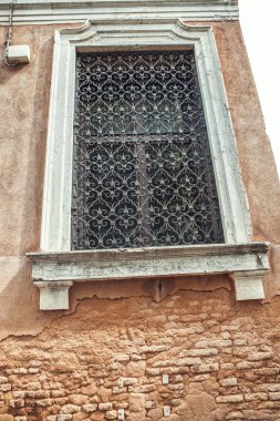 eski kilisenin içinde belgili tanımlık pencere çubukları