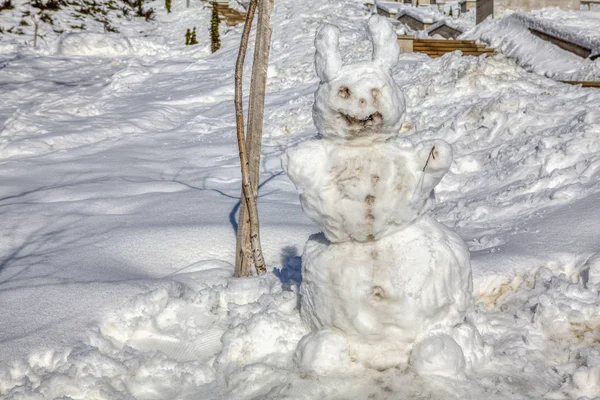 Brutto Pupazzo Neve Con Grandi Orecchie Innevate — Foto Stock