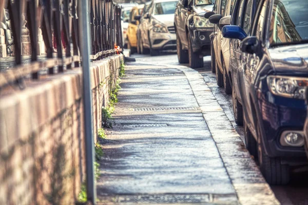 Voitures Garées Sur Côté Rue Urbaine — Photo