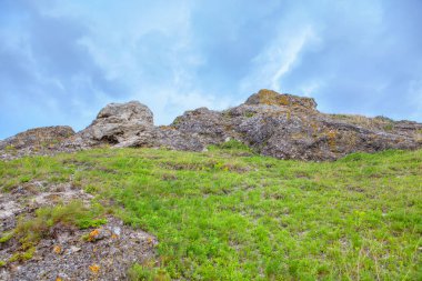 kayaların üstünde belgili tanımlık tepe ile yeşil tepe 