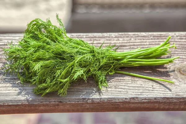 Čerstvé Bio Kopr Dřevěný Stůl — Stock fotografie