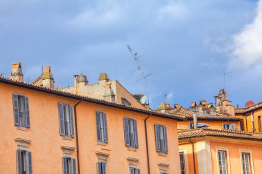 eski İtalyan evlerin çatıları antenler