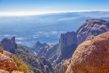 Montserrat Dağları ile güzel doğa
