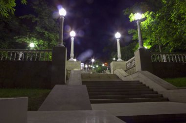 Moldova, Chisinau 'daki Valea Morilor Parkı' nda gece sahnesi