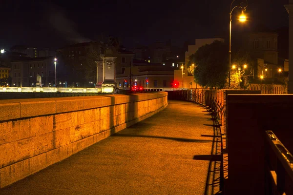 Éjszakai Jelenet Megvilágított Híd Rómában — Stock Fotó