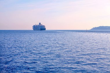 büyük ufukta yelken gemisi cruise 
