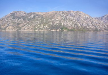 büyük kıyı tepeler ile deniz manzara