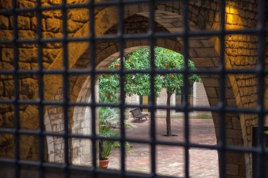 avlu mandalina ağaçları, kemer ile antik mimari